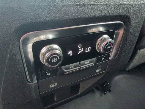 Used 2022 GMC Yukon SLT w/ SLT Premium Package image 6