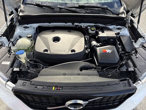 Used 2019 Volvo XC40 T4 R-Design image 36