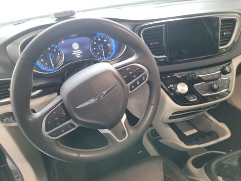 Used 2023 Chrysler Pacifica Touring-L FWD image 14