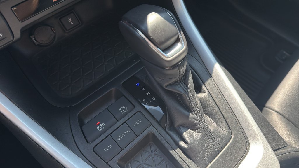 Used 2020 Toyota RAV4 XLE Premium FWD image 18