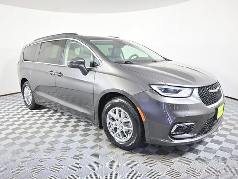 Used 2022 Chrysler Pacifica Touring-L FWD image 9
