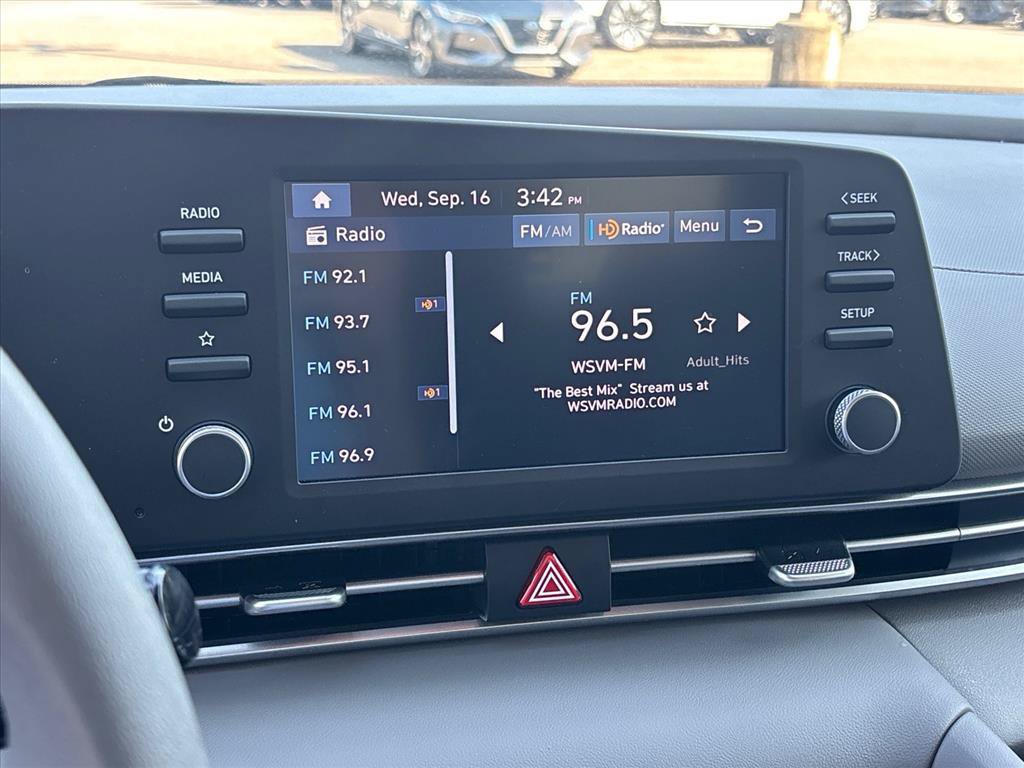 Used 2025 Hyundai Elantra Hybrid FWD image 5