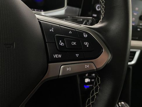 Used 2025 Volkswagen Taos SE image 16