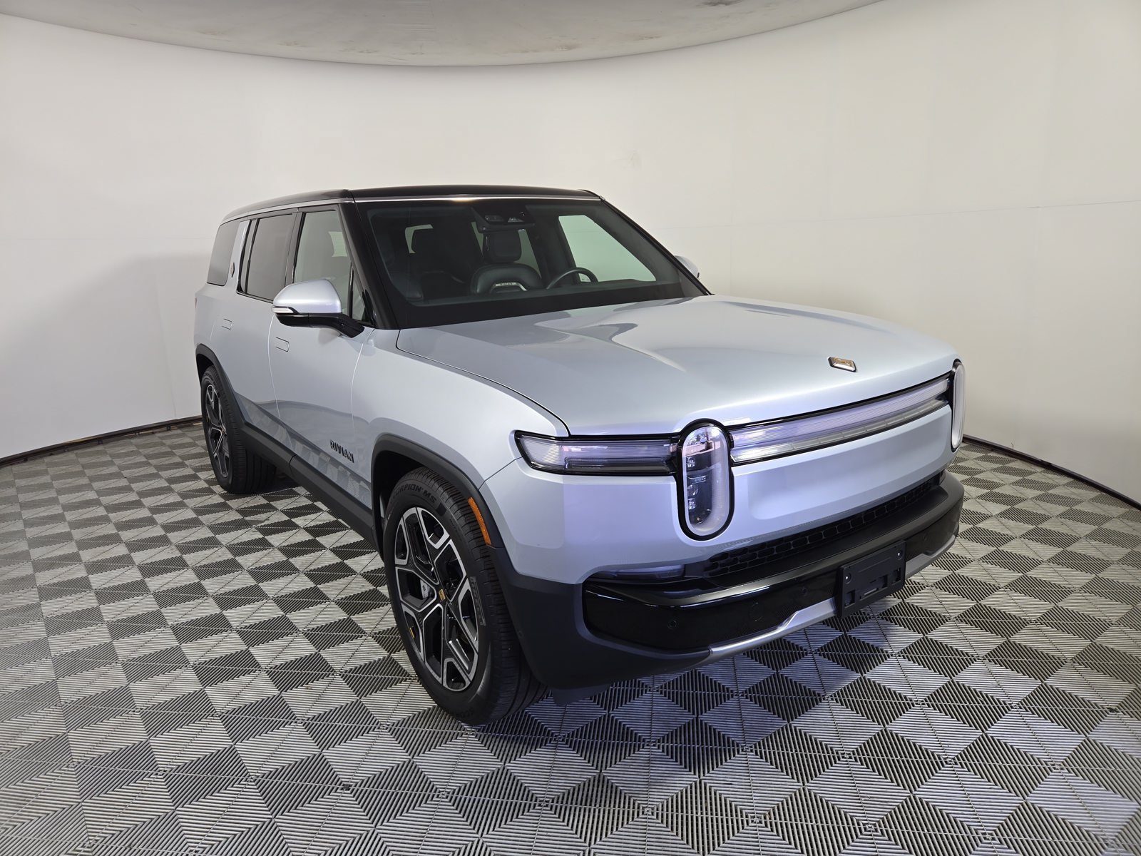 Used 2025 Rivian R1S Adventure Dual AWD/4WD image 7