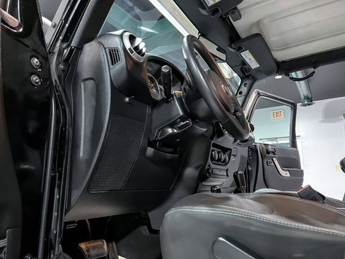 Used 2018 Jeep Wrangler Unlimited Sahara image 18