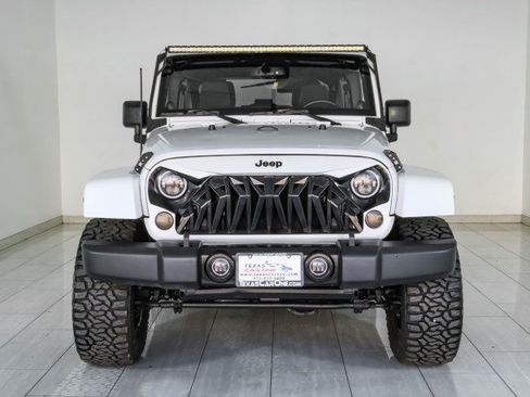 Used 2014 Jeep Wrangler Unlimited Sahara w/ Dual Top Group AWD/4WD image 3