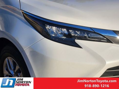 Used 2025 Toyota Sienna XLE image 10