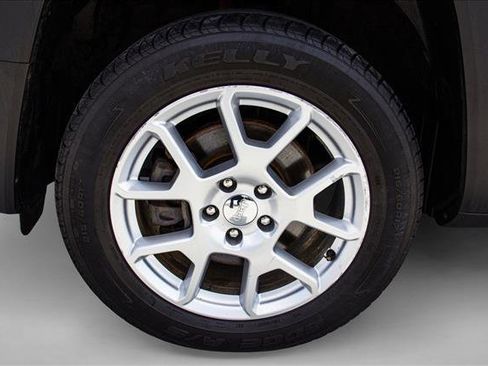 Used 2019 Jeep Renegade Latitude AWD/4WD image 9
