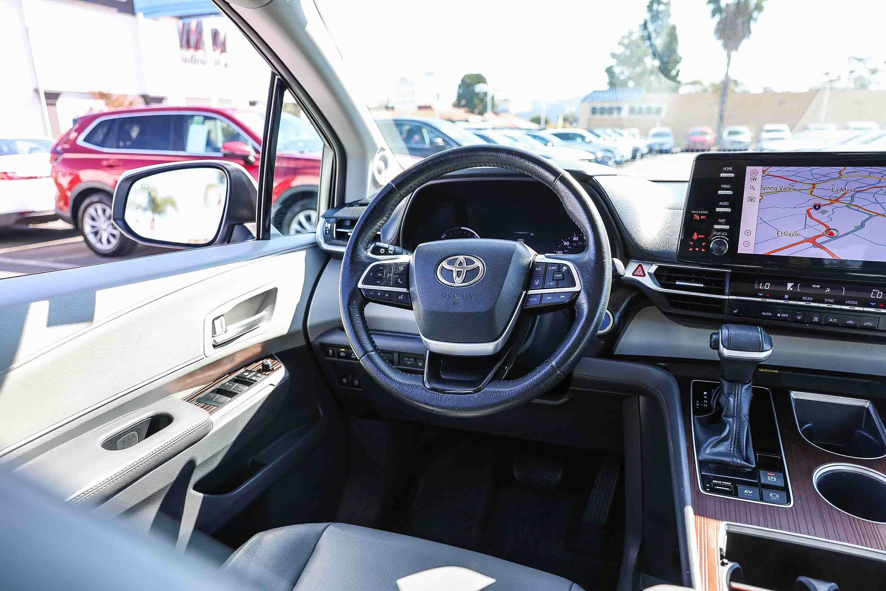 Used 2022 Toyota Sienna XLE w/ XLE Plus Package FWD image 5