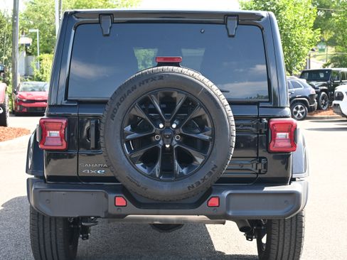 Used 2025 Jeep Wrangler Unlimited Sahara w/ Safety Group AWD/4WD image 9