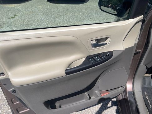 Used 2018 Toyota Sienna LE image 11