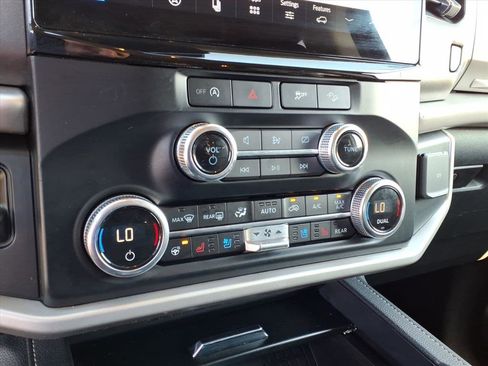 Certified 2024 Ford Expedition XLT image 17