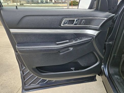 Used 2017 Ford Explorer XLT w/ Equipment Group 202A AWD/4WD image 11