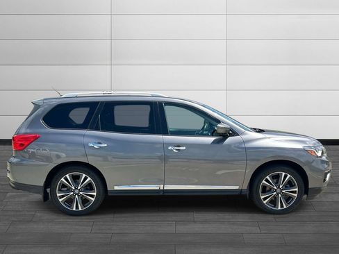 Used 2017 Nissan Pathfinder Platinum w/ Family Entertainment Package FWD image 6