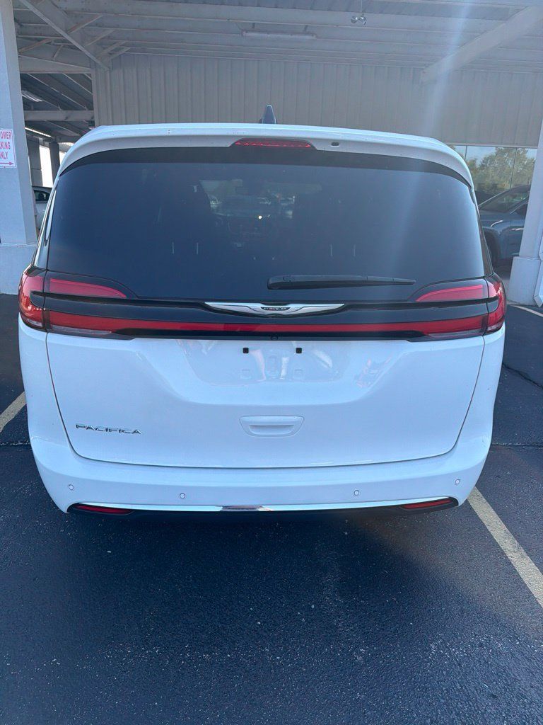 Used 2025 Chrysler Pacifica Select FWD image 3