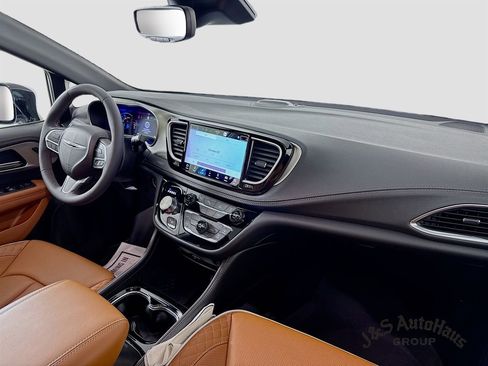 Used 2025 Chrysler Pacifica Pinnacle FWD image 31