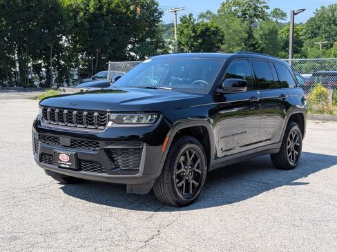 Used 2026 Jeep Grand Cherokee Altitude AWD/4WD image 10