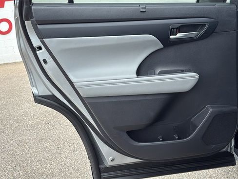 Used 2024 Toyota Highlander XLE image 14