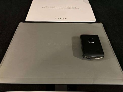 Used 2025 Volvo XC40 B5 Plus image 12