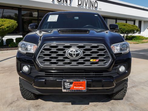 Used 2020 Toyota Tacoma TRD Sport w/ Technology Package AWD/4WD image 3