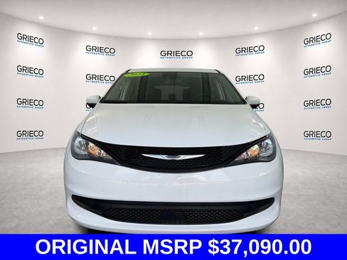 Used 2023 Chrysler Voyager LX FWD image 2