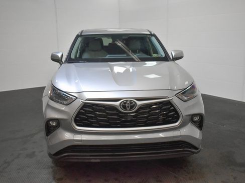 Used 2022 Toyota Highlander LE image 2