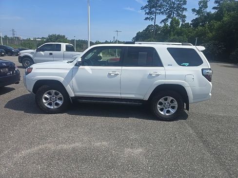 Used 2022 Toyota 4Runner SR5 Premium w/ Moonroof Package AWD/4WD image 8
