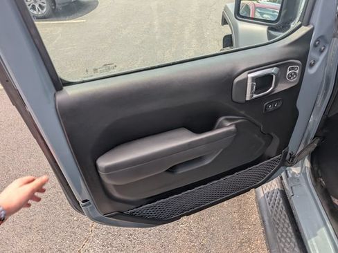 Used 2025 Jeep Gladiator Mojave AWD/4WD image 15