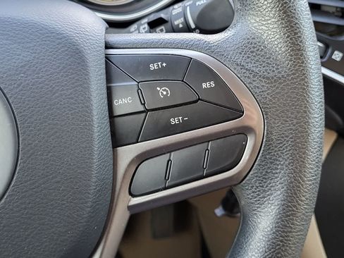 Used 2021 Jeep Cherokee Latitude FWD image 18