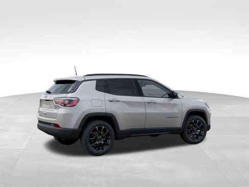 Used 2026 Jeep Compass Latitude w/ Quick Order Package 29K AWD/4WD image 5