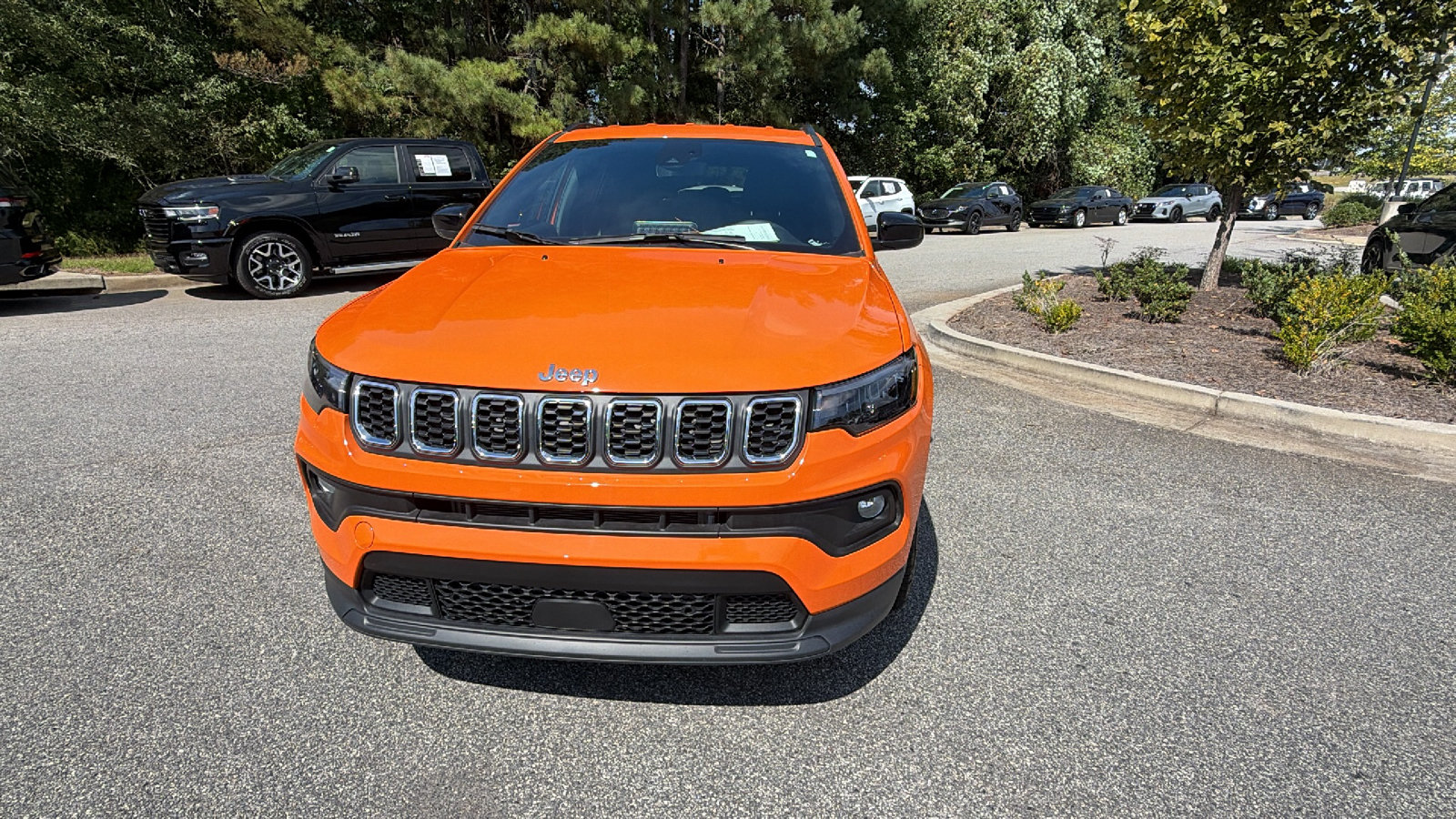 Used 2026 Jeep Compass Latitude AWD/4WD image 3
