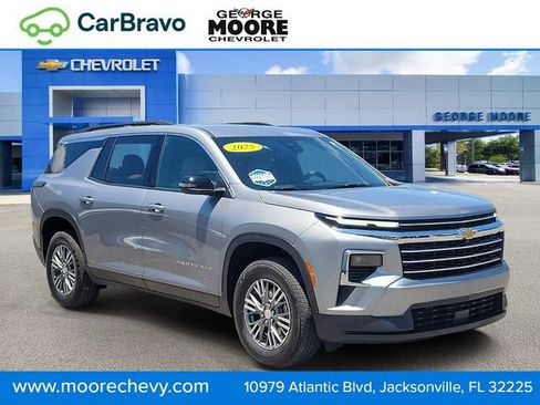 Certified 2025 Chevrolet Traverse LT FWD image 1