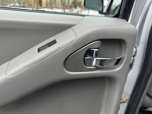 Used 2010 Nissan Frontier SE AWD/4WD image 39