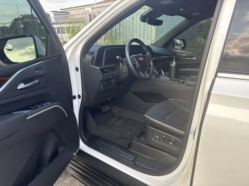 Used 2024 Cadillac Escalade Premium Luxury AWD/4WD image 4