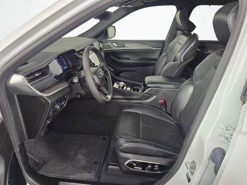 Used 2022 Jeep Grand Cherokee Overland w/ Luxury Tech Group IV AWD/4WD image 25