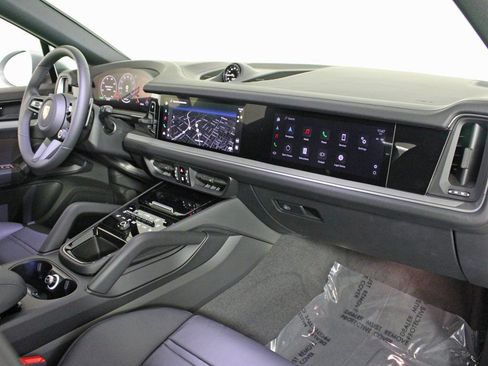 Certified 2025 Porsche Cayenne Coupe image 39