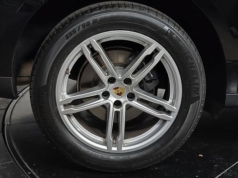 Certified 2023 Porsche Macan AWD/4WD image 29