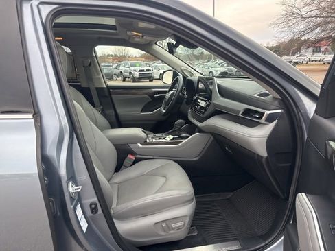 Used 2022 Toyota Highlander Platinum image 17