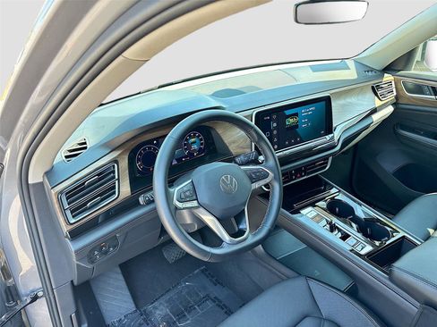Used 2025 Volkswagen Atlas SE image 9