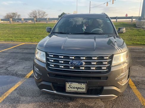 Used 2017 Ford Explorer XLT w/ Equipment Group 202A image 2