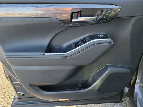 New 2025 Toyota Highlander Platinum image 16