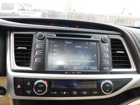 Used 2017 Toyota Highlander XLE image 12