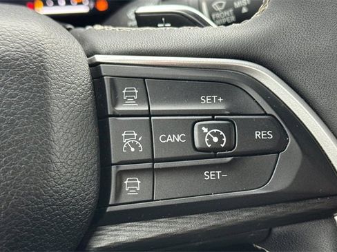 Used 2023 Jeep Grand Cherokee L Laredo image 40