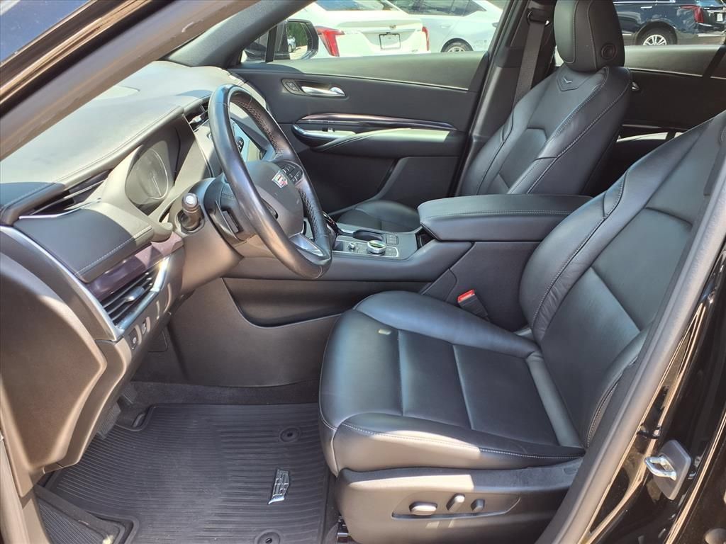 Used 2023 Cadillac XT4 Luxury w/ Cold Weather Package FWD image 20