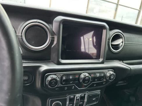 Used 2018 Jeep Wrangler Unlimited Sahara image 8