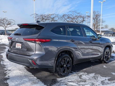 Certified 2023 Toyota Highlander XLE image 8