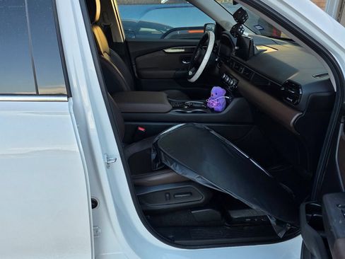Used 2025 Honda Pilot Elite image 3