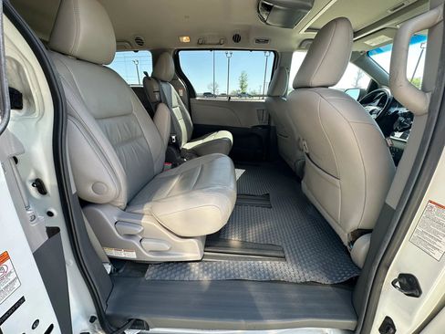 Used 2015 Toyota Sienna XLE image 19