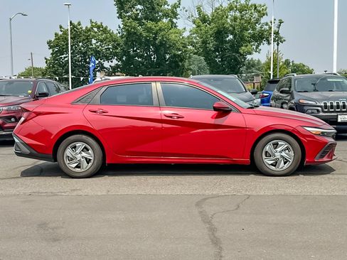 Used 2024 Hyundai Elantra SE FWD image 2
