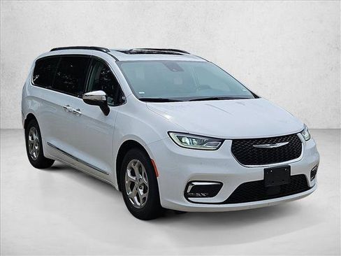 Used 2023 Chrysler Pacifica Limited FWD image 3